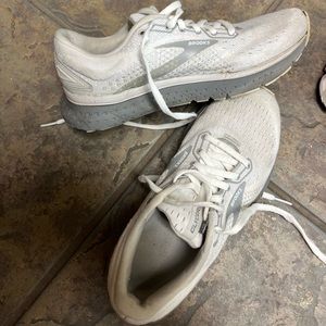 Brooks tennis shoes